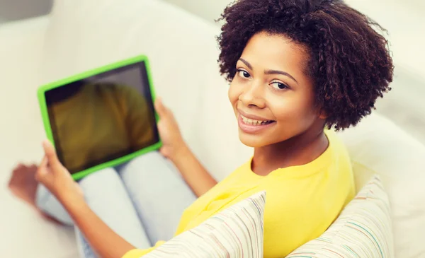 Gelukkig african american vrouw met tablet pc — Stockfoto