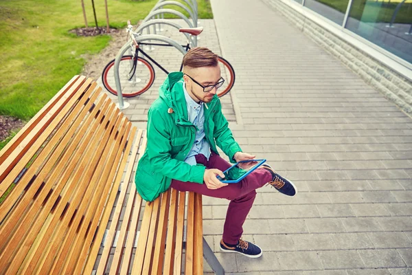 Glücklicher junger Hipster mit Tablet-PC und Fahrrad lizenzfreie Stockbilder