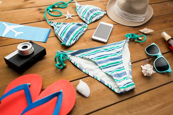 Primo piano di smartphone e cose da spiaggia — Foto Stock