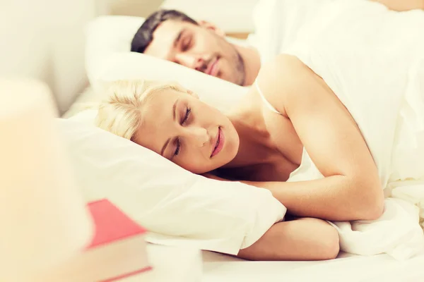 Feliz pareja durmiendo en la cama en casa — Foto de Stock