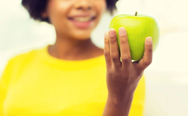 Šťastný afroamerické ženy s zelené jablko — Stock fotografie