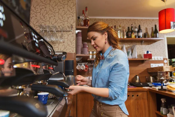 Бариста жінка робить каву машиною в кафе — стокове фото
