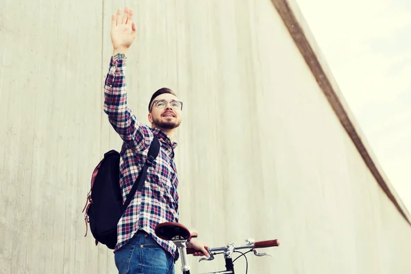 Hipster άνθρωπος με σταθερό εργαλείων ποδήλατο και σακίδιο — Φωτογραφία Αρχείου