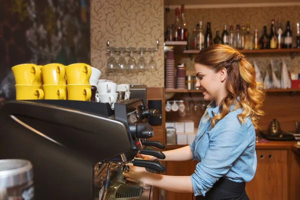 Barista kvinna att göra kaffe bearbetar med maskin på café Stockbild