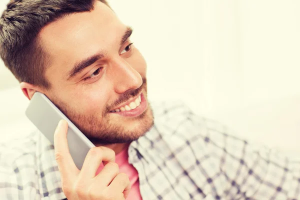 Smiling young man calling on smartphone — Stock Photo, Image