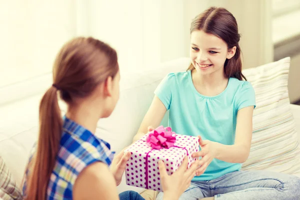 Meninas felizes com presente de aniversário em casa — Fotografia de Stock