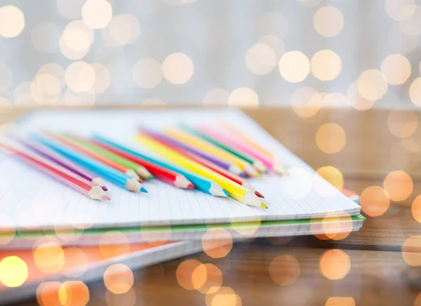 Primer plano de crayones o lápices de colores —  Fotos de Stock