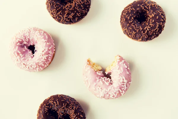 Primer plano de la pila de rosquillas vidriadas sobre blanco —  Fotos de Stock