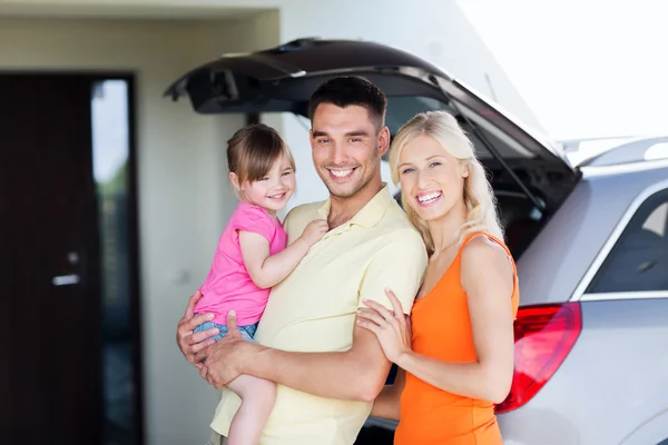 Gelukkige familie met hatchback auto thuis parkeren — Stockfoto