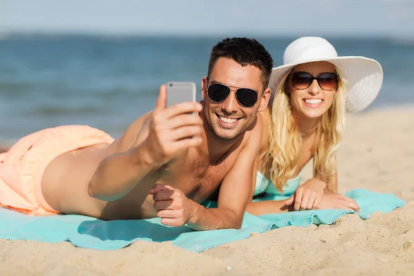 Felice coppia in costume da bagno a piedi sulla spiaggia estiva — Foto Stock