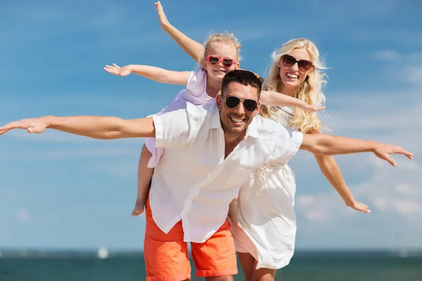 Happy family having fun on summer beach — ストック写真