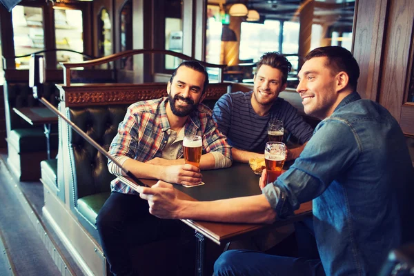 Friends taking selfie and drinking beer at bar — Stock Photo, Image