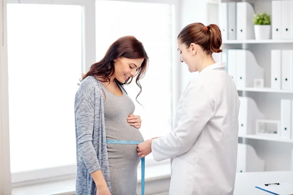 Gynecologist doctor and pregnant woman at hospital — Stock Photo, Image