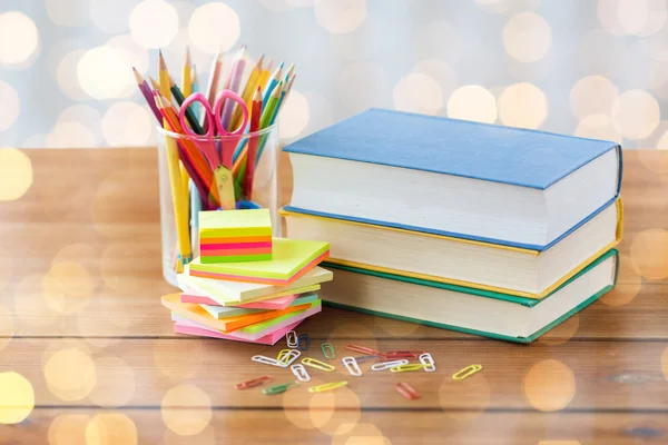 Nahaufnahme von Stiften, Büchern, Clips und Aufklebern — Stockfoto