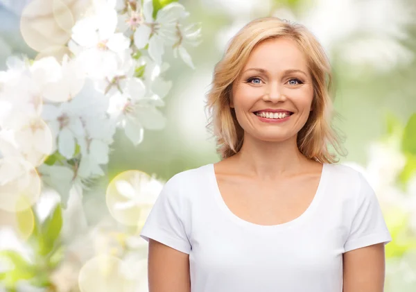 Mujer sonriente en camiseta blanca en blanco — Foto de Stock