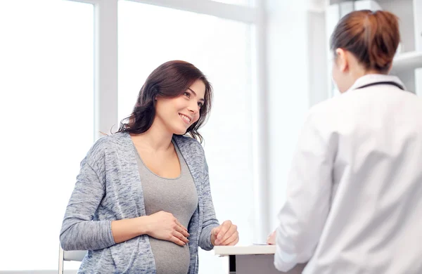 Gynecologist doctor and pregnant woman at hospital — Stock Photo, Image