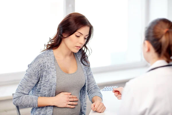 Gynekolog läkare och gravid kvinna på sjukhuset — Stockfoto