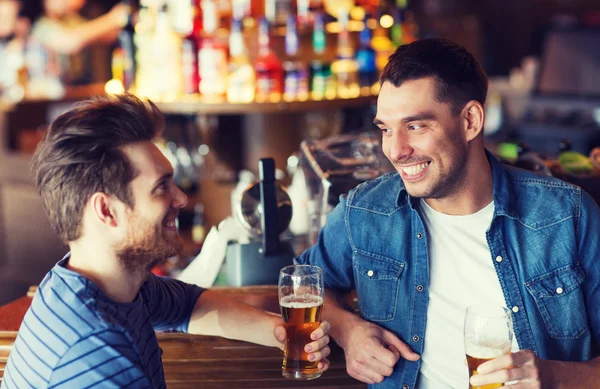 幸せの男性の友人でビールを飲みながらバーやパブ — ストック写真