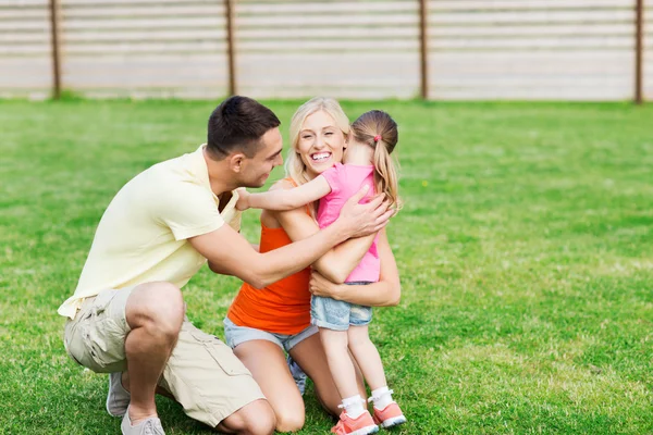 Glückliche Familie, die sich draußen umarmt — Stockfoto
