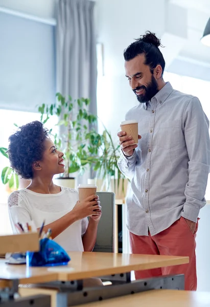 Homem feliz e mulher bebendo café no escritório — Fotografia de Stock