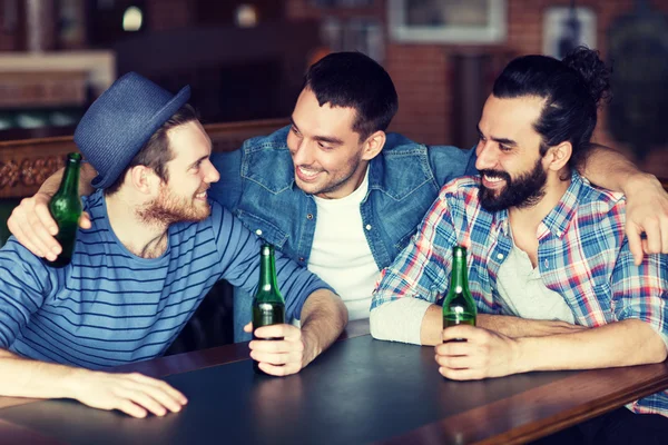 Amigos varones felices bebiendo cerveza en el bar o pub — Foto de Stock