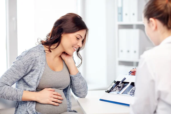 Ginecologista médico e mulher grávida no hospital — Fotografia de Stock