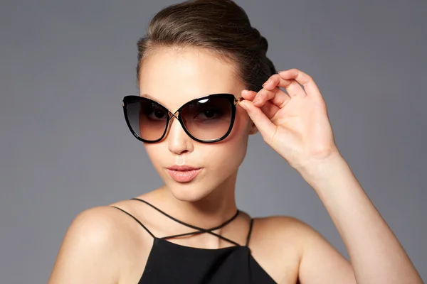 Güzel genç kadın zarif siyah güneş gözlüğü — Stok fotoğraf