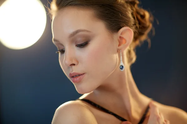Mooie jonge Aziatische vrouw met earring — Stockfoto