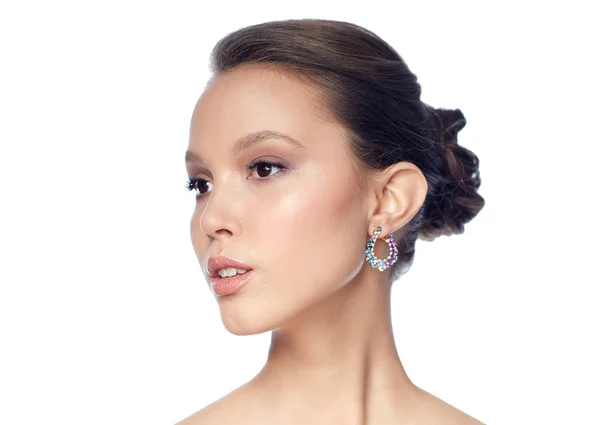 Közelkép a gyönyörű nő arcát fülbevaló — Stock Fotó