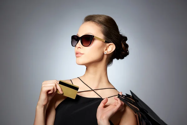 Счастливая женщина с кредитной картой и покупки сумки Стоковая Картинка