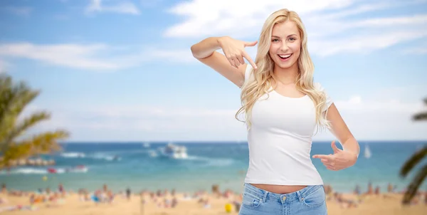 Glückliche junge Frau oder Teenager-Mädchen im weißen T-Shirt — Stockfoto