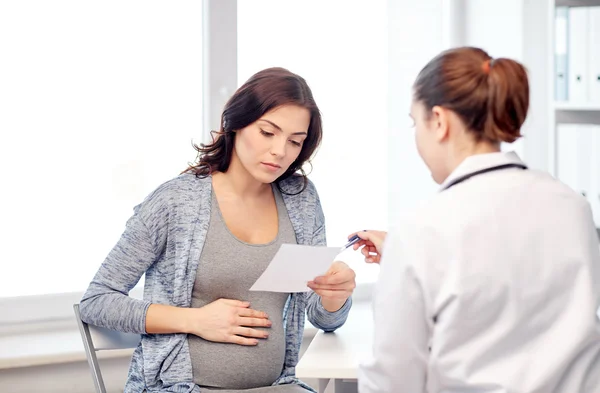 Doktor gynekolog a těhotná žena v nemocnici — Stock fotografie