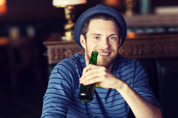 Joven feliz bebiendo cerveza en el bar o pub —  Fotos de Stock