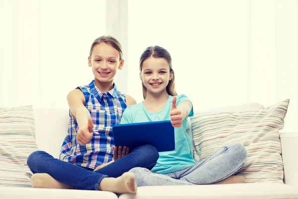 Happy girls with tablet pc and showing thumbs up — Stock Photo, Image