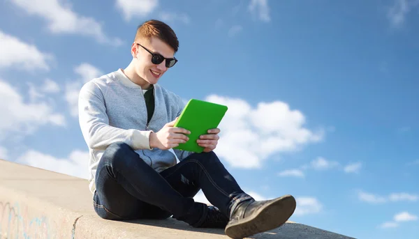 Glücklicher junger Mann mit Tablet-PC im Freien — Stockfoto