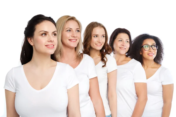 Grupo de felices mujeres diferentes en camisetas blancas — Foto de Stock