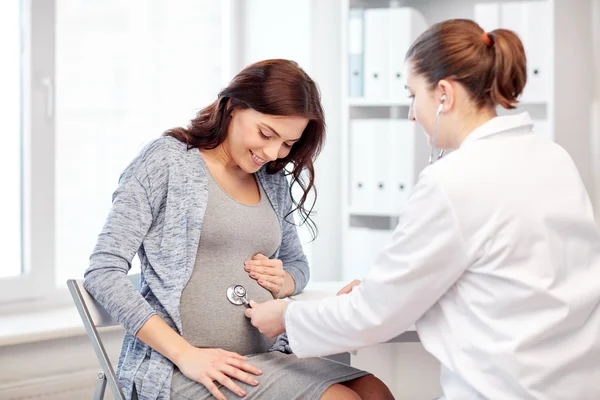 Ginecologista médico e mulher grávida no hospital — Fotografia de Stock