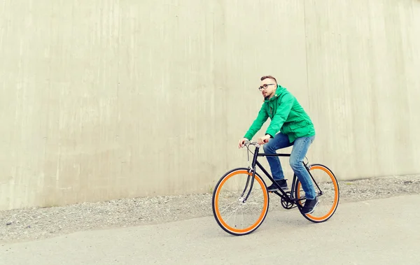 Счастливый молодой хипстер на велосипеде с фиксированной экипировкой — стоковое фото