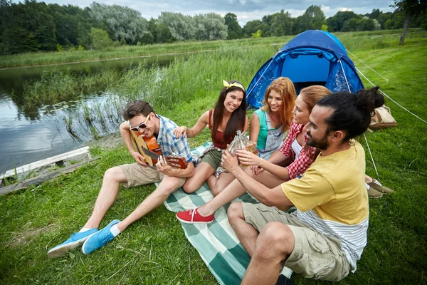 Mutlu arkadaş içecekler ve kamp, gitar grubu — Stok fotoğraf