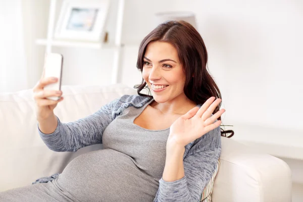 快乐的孕妇，家里有智能手机 — 图库照片