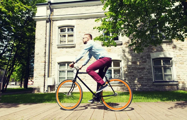 Feliz jovem hipster homem equitação fixo engrenagem bicicleta — Fotografia de Stock