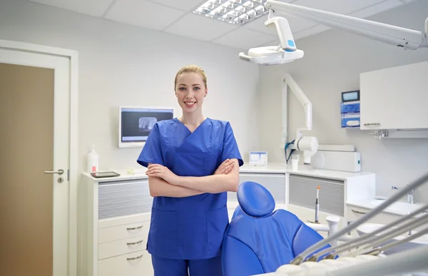 Jovem dentista feliz no consultório de clínica dentária — Fotografia de Stock