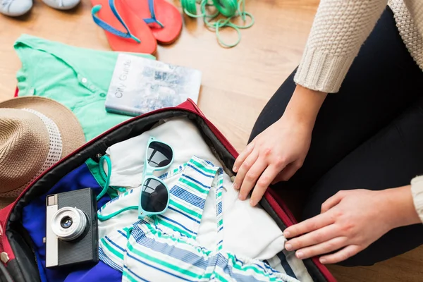 Vicino della donna che prepara la borsa da viaggio per le vacanze — Foto Stock