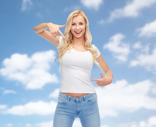 Feliz joven mujer o adolescente chica en camiseta blanca —  Fotos de Stock