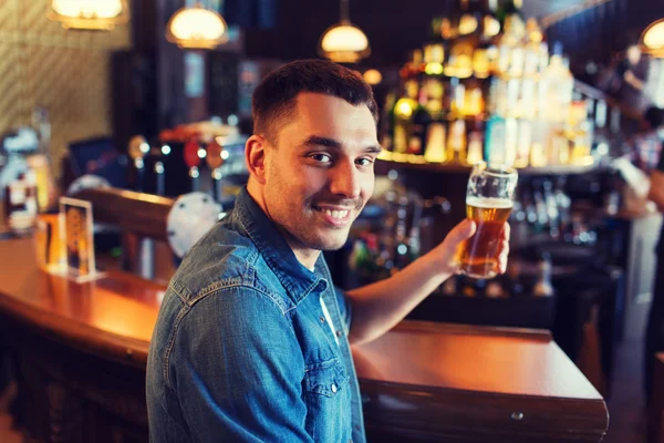 Счастливый человек, пьющий пиво в баре или пабе — стоковое фото