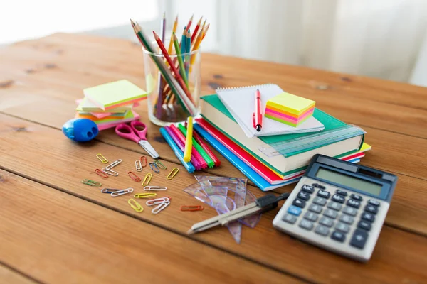 桌上文具或学校用品的特写 — 图库照片