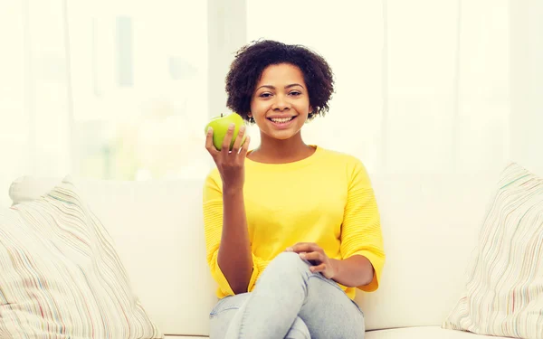 Mujer afroamericana feliz con manzana verde —  Fotos de Stock