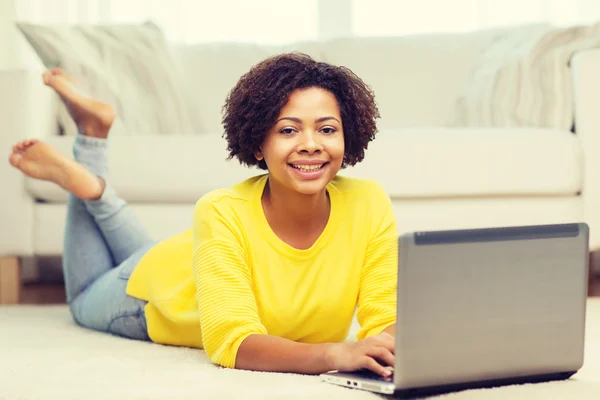 Mujer afroamericana feliz con el ordenador portátil en casa — Foto de Stock