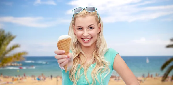 Felice giovane donna in occhiali da sole mangiare gelato — Foto Stock