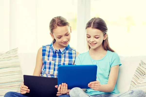 Chicas felices con la tableta PC sentado en el sofá en casa — Foto de Stock